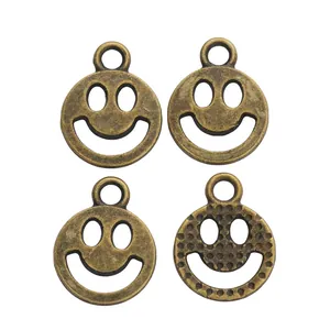 Colgantes de cara sonriente en bronce vintage para joyería DIY y llaveros