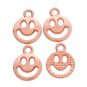 Set de cuatro colgantes de carita sonriente en oro rosa con acabados liso y texturizado