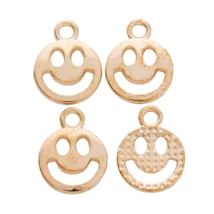 Set de cuatro dijes vintage de cara sonriente en aleación de oro claro para joyería DIY