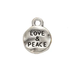 Dettaglio del ciondolo rotondo in lega di zinco con incisione Love & Peace per gioielli