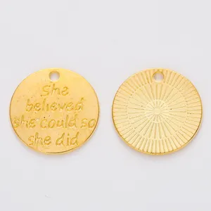Goldener runder Anhänger mit graviertem Motivationsspruch und Sonnenstrahltextur