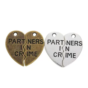 Κρεμαστά καρδιά με χάραξη Partners in Crime σε μπρούτζινο και ασημί χρώμα για κοσμήματα