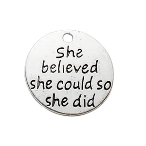 Zinklegierungsanhänger mit Gravur 'She believed she could so she did' Motivationsspruch