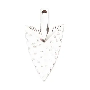 Colgante de flecha plateada vintage con textura martillada y anilla para joyas