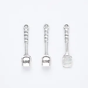 Antike silberne Schaufel-Anhänger mit Love-Gravur für DIY-Schmuck und Bastelprojekte