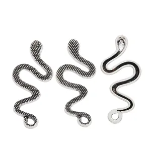 Drie vintage zilveren slangenbedeltjes met schubbenstructuur voor DIY-sieraden maken