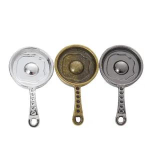 Vintage legering koekenpan en ei hangers in zilver, brons en zwart nikkel afwerkingen