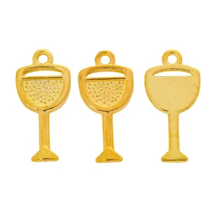 Drie gouden wijnglas bedeltjes voor doe-het-zelf sieraden met realistische metaaltextuur