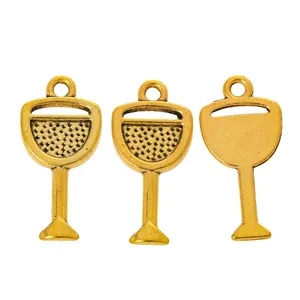 Detailopname van antieke gouden wijnglas bedeltjes met getextureerde afwerking en oog