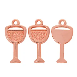 Detailopname van roségouden wijnglasbedels met textuur en gladde achterzijde