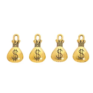 Dettaglio macro di ciondoli a forma di sacchetto di soldi vintage con segno del dollaro