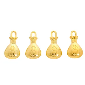 Dettaglio macro di quattro ciondoli a sacchetto d'oro con incisione del dollaro