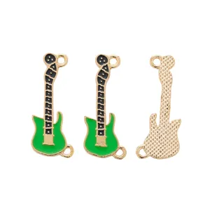 Detalle macro del colgante de guitarra esmaltado verde con reverso de panal y anillos dobles