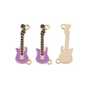 Detalle de colgantes de guitarra en esmalte púrpura con marco dorado y patrón de rejilla