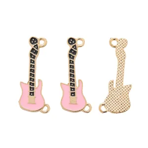 Vista macro de dijes de aleación con forma de guitarra con esmalte rosa y dorado