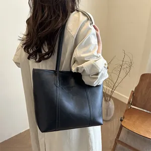 Grande borsa tote nera minimalista in pelle opaca da donna stile borsa a tracolla