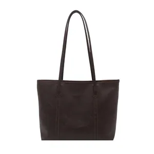 Grande borsa tote minimalista in pelle marrone scuro con manici lunghi per il lavoro