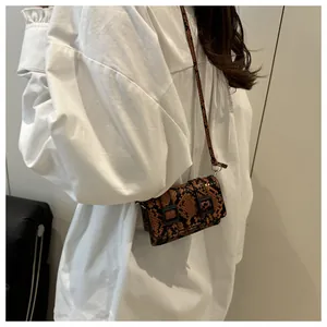 Mini sac à bandoulière tendance à motif serpent avec détail de double boucle noire