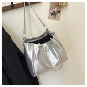 Détail du sac fourre-tout argenté métallisé avec nœud et texture plissée souple