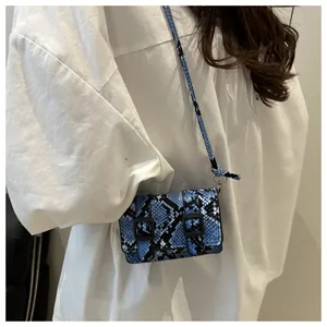 Détail du mini sac bandoulière motif serpent bleu et noir avec boucles carrées