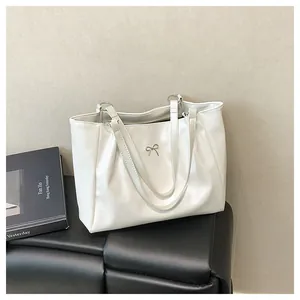 Détail du sac cabas blanc en cuir PU avec nœud métallique et doubles bandoulières
