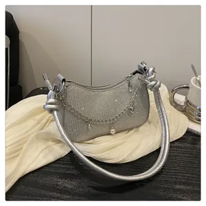 Sac croissant à paillettes argentées avec chaîne métallique et breloques étoiles