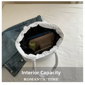 Capacité interne du sac bandoulière blanc matelassé avec ordinateur et objets du quotidien
