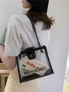 Vista laterale dettagliata della borsa a tracolla in PVC trasparente con finiture in pelle