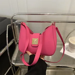 Sac à bandoulière rose en simili cuir avec clou doré et design incurvé élégant