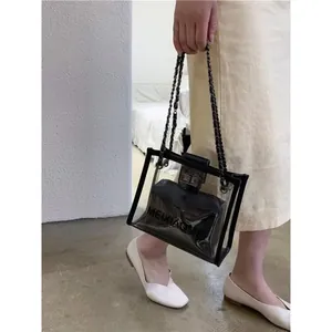 Borsa a mano chic in PVC trasparente con pochette interna nera e tracolla a catena in metallo