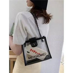 Elegante borsa a tracolla in PVC trasparente con finiture in pelle nera e catena