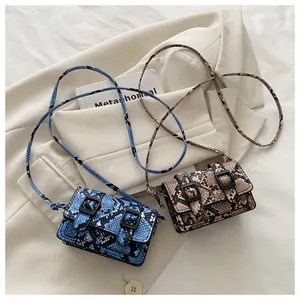 Détails des mini sacs motif serpent bleu et marron avec doubles boucles noires décoratives