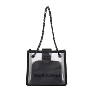 Elegante borsa tote in PVC trasparente con finiture in pelle nera e tracolla a catena