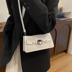 Sac bandoulière blanc brillant chic avec boucle argentée élégante et fine bandoulière