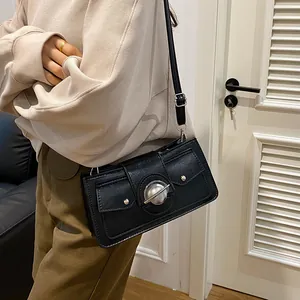Sac bandoulière chic en cuir PU noir avec boucle sphérique argentée et rivets