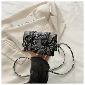 Sac bandoulière rétro motif serpent avec boucles noires et texture python grise