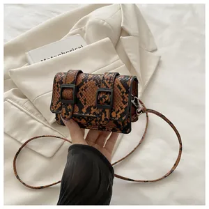Sac bandoulière rétro à motif serpent marron avec doubles boucles et fine sangle