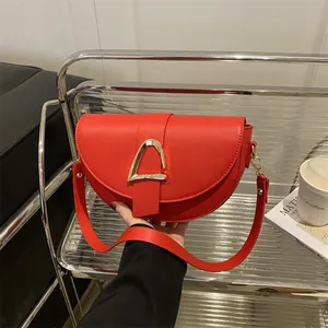 Sacoche selle rouge à la mode avec boucle géométrique dorée et bandoulière pour femme