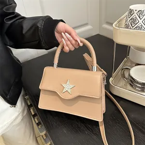 Sac bandoulière kaki élégant avec boucle étoile en strass et design à rabat ondulé