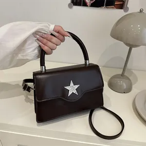 Sac carré en cuir marron chocolat avec boucle étoile en strass et bandoulière