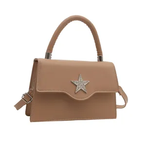 Sac à bandoulière beige chic avec boucle étoile en strass et bandoulière chaîne