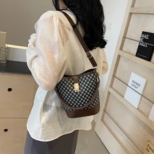 Sac seau vintage à carreaux avec garniture en cuir et bandoulière réglable pour femme