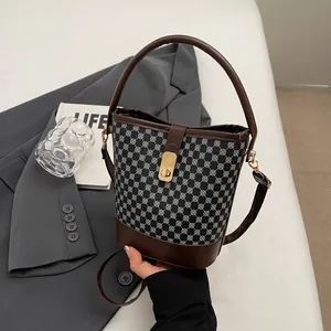 Sac seau vintage avec motif classique noir et gris et détails en cuir marron
