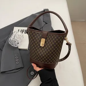 Sac seau rétro à carreaux marron foncé en cuir avec motif monogramme pour femme