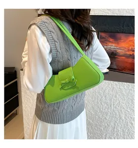 Détail du nœud vert herbe sur le sac porté épaule en cuir texturé litchi