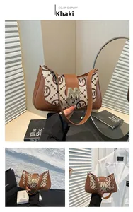 Detail der khakifarbenen Monogramm-Schultertasche mit M-Metallschnalle und Lederriemen
