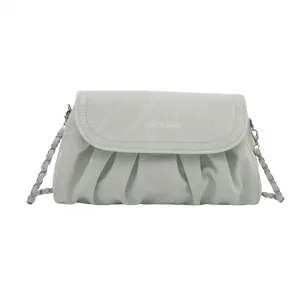 Salbeigrüne Cloud-Bag mit Raffung, gewebtem Kettenriemen und silbernem Text auf weiß