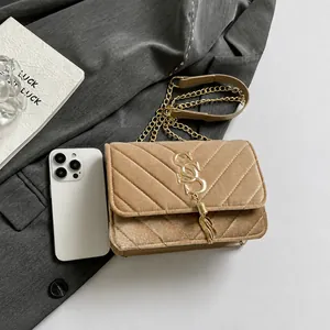 Detailansicht der khakifarbenen Wildledertasche mit V-Steppmuster und goldener Quaste