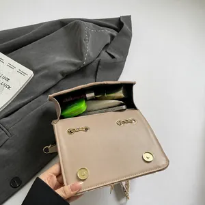 Draufsicht auf das Innere der beigen Umhängetasche mit Platz für Handy und Kosmetik