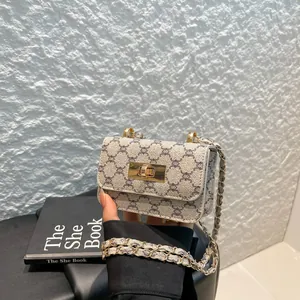 Sac bandoulière beige à monogramme avec chaîne dorée et fermoir rectangulaire chic